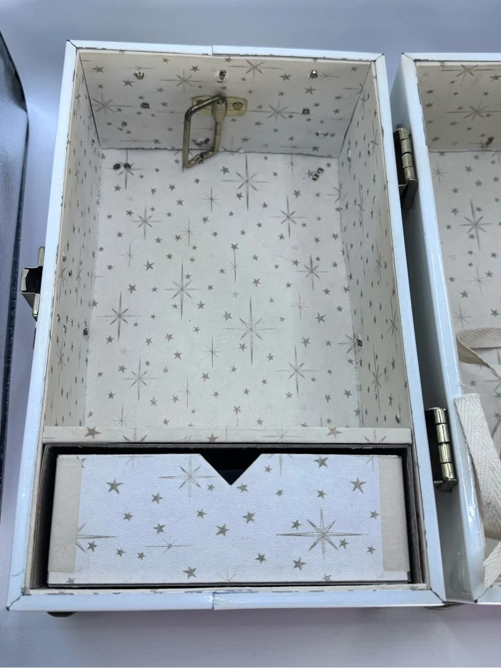 Vintage Vogue Dolls Ginny White and Pink Metal Doll Trunk